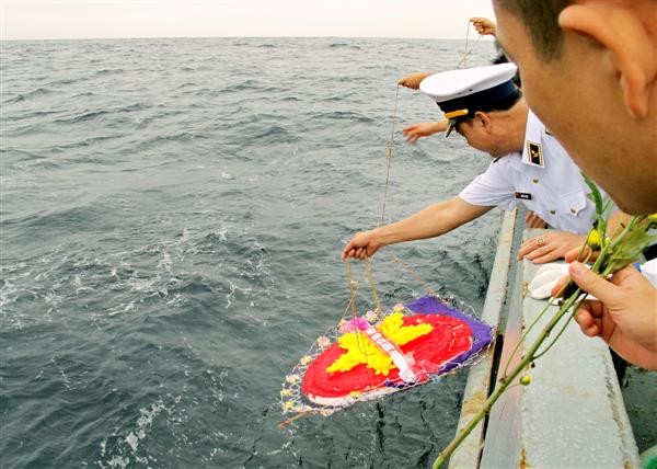 Những chiếc bè hoa gửi lời biết ơn đến sự hi sinh anh dũng của biết bao thế hệ gìn giữ biển đảo Việt Nam